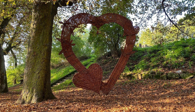 Největší proutěné srdce v republice mají v  České Lípě. Jeho výroba trvala sto padesát hodin
