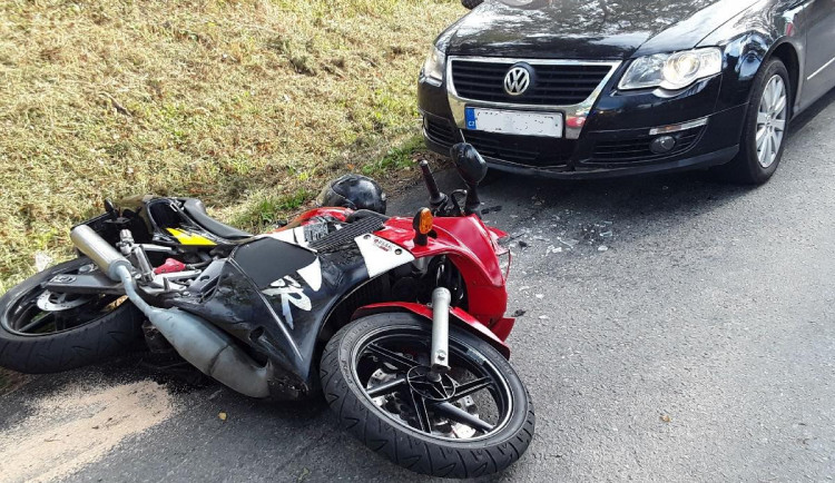 Střet osobáku s motorkou skončil zraněním. Na místě zasahovaly dvě jednotky hasičů 