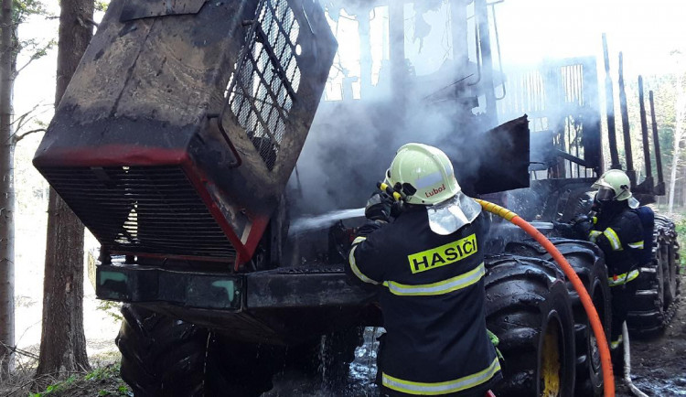 Hasiči zasahovali u požáru vyvážecí soupravy. Škoda se dostala k 1,5 milionu korun