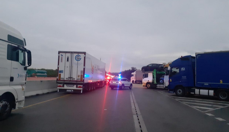 VIDEO: Policie zadržela Alžířany a Syřany, jeli na podvozku kamionu. Dva bratři se nakonec museli rozdělit