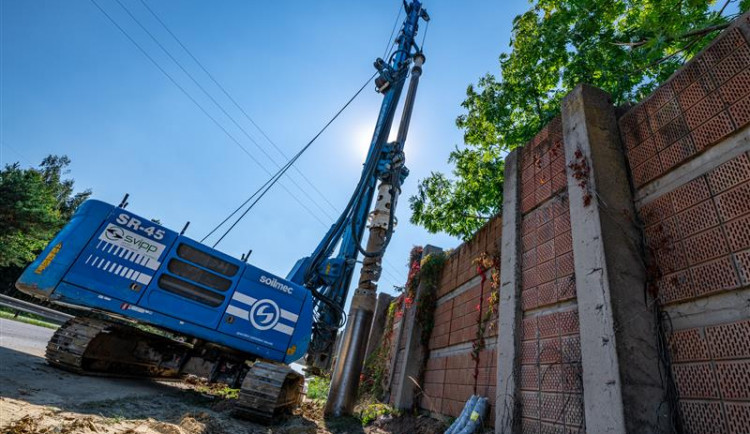 Do dokončení protihlukové stěny na I/38 zbývá měsíc. Obnovený sjezd do Pávova ulehčí tisícům lidí