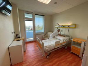 Onkologičtí pacienti v Jihlavě teď mohou využít nadstandardní pokoj. Podívejte se, jak vypadá