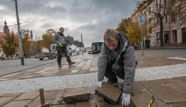 Méně vyviklaných dlaždic pod nohama. Město najalo dva údržbáře na drobné opravy chodníků a silnic
