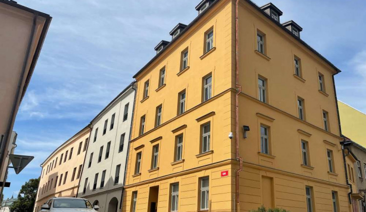 Po 10 letech se rozsvítila půlka Farní. V bývalém sídle VZP je 17 prémiových bytů, zavoní i pizzerie