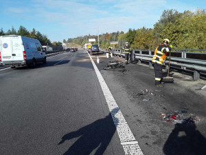 D1 na Vysočině stojí, srazilo se zde devět aut, pět lidí se zranilo. Zasahoval i vrtulník
