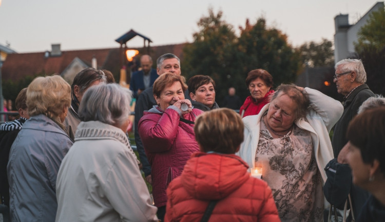 V Telči se vzpomínalo na zesnulé. Na hospic putuje skoro 17 tisíc korun