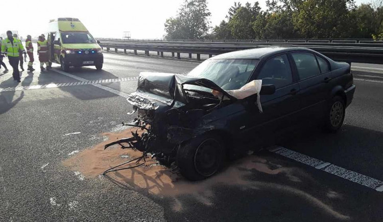 D1 na Vysočině stojí, srazilo se zde devět aut, pět lidí se zranilo. Zasahoval i vrtulník