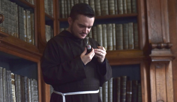 Kapucíni střežili před komunisty prastarý recept na léčivý lektvar. Nyní výrobu obnovili