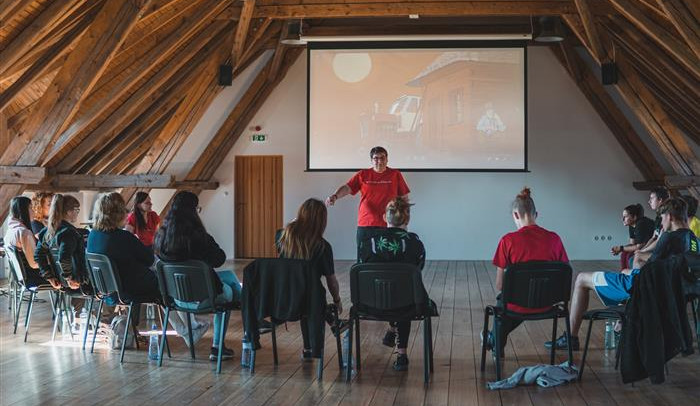 Mladí lidé z dětských domovů zažili společný víkend v Telči. Nebáli jsme se sdílet svoje příběhy, říká účastník