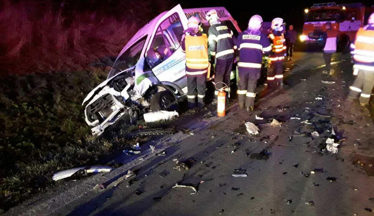 Ranní nehoda u Kozlova. Dva lidé se zranili při střetu dvou osobních aut s dodávkou