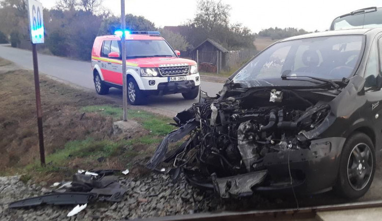 Ranní střet vlaku s osobním autem. Dvacet cestujících muselo přestoupit na autobus