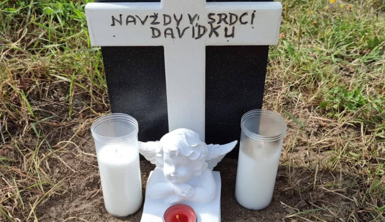 Památníček na místě nehody.