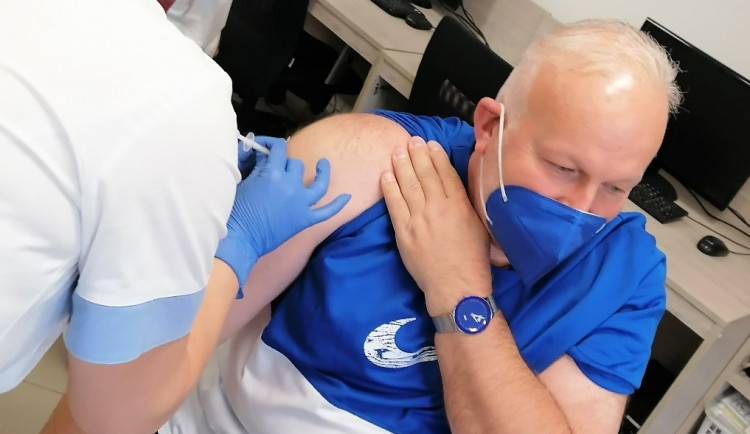 Na snímku dostává třetí posilující dávku proti covidu ředitel Domova Jeřabina Pelhřimov Petr Krčál.