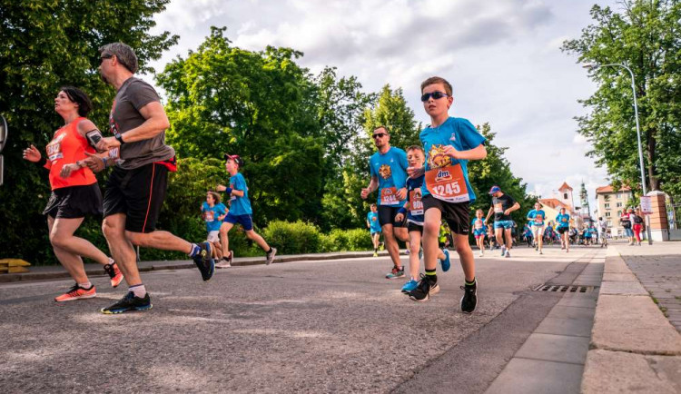 Sportujte s těmi nejbližšími. Zažijte dm rodinný běh v Českých Budějovicích!