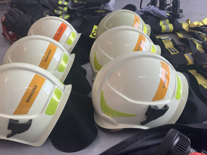 Kompletní zásahové oděvy, batoh na hašení lesa, radiostanice. Hasiči z Rohozné mají novou výbavu za půl milionu