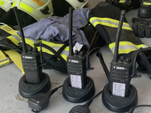 Kompletní zásahové oděvy, batoh na hašení lesa, radiostanice. Hasiči z Rohozné mají novou výbavu za půl milionu