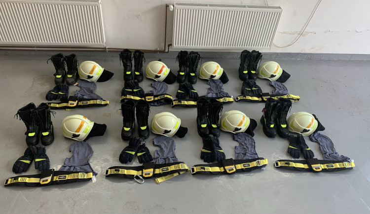 Kompletní zásahové oděvy, batoh na hašení lesa, radiostanice. Hasiči z Rohozné mají novou výbavu za půl milionu