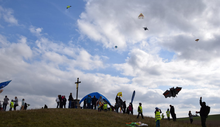 Nad Jihlavu vylétly desítky draků, soutěžily ve třech displínách. Podívejte se, jak to na Skalce probíhalo