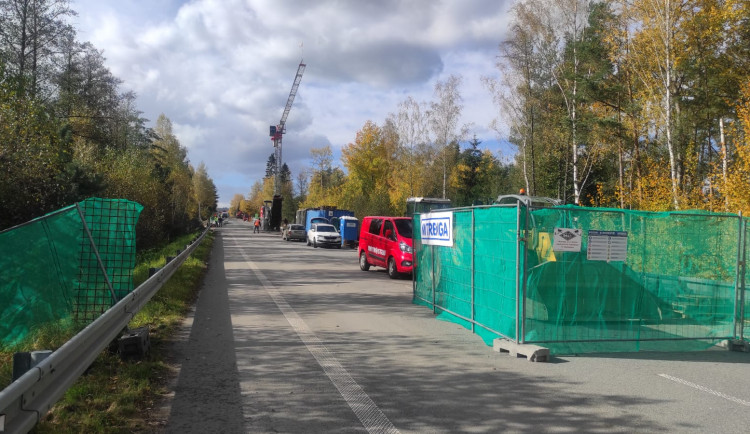 Konec omezení. Na mostě u Dvorců na II/602 se finišuje, řidiči ho otestují 1. listopadu
