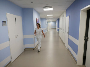 Jihlavská nemocnice se od pondělí uzavře pro návštěvy. Kdo bude mít výjimku?