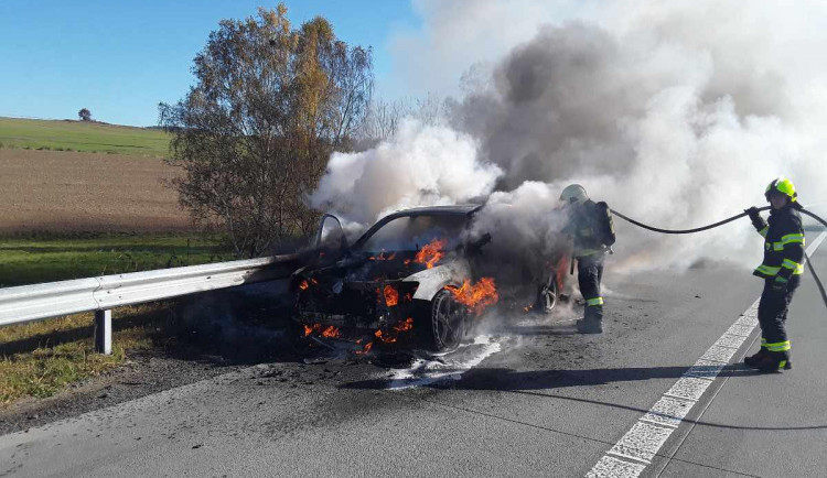 Na D1 hořelo Audi. Majiteli vznikla škoda 300 tisíc korun