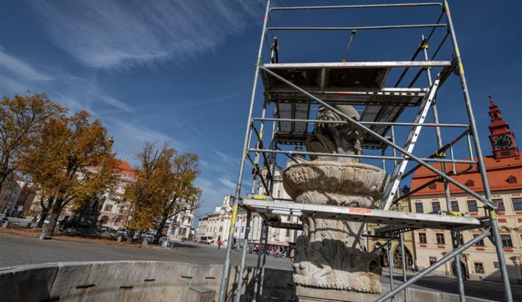Kašny na Masarykově náměstí se dočkají oprav a sanace. Práce potrvají několik týdnů