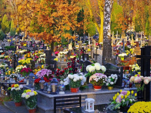 Blíží se Dušičky. Návštěvní hodiny hřbitovů se prodlouží, útokům vandalů budou bránit policisté