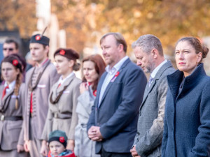 Pieta u sochy T. G. Masaryka v Jihlavě. Lidé dnes vzpomínali na vznik Československa