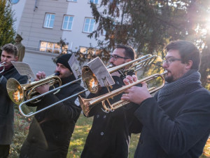 Pieta u sochy T. G. Masaryka v Jihlavě. Lidé dnes vzpomínali na vznik Československa