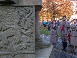 Pieta u sochy T. G. Masaryka v Jihlavě. Lidé dnes vzpomínali na vznik Československa