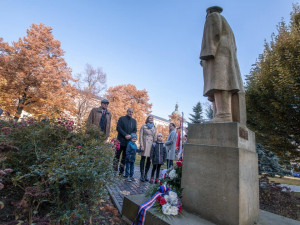 Pieta u sochy T. G. Masaryka v Jihlavě. Lidé dnes vzpomínali na vznik Československa