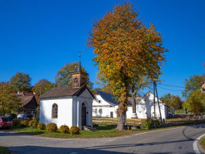 Tip na výlet: Barevný podzim na Žďársku. Stavte se do Krátké na roubenky jako z pohádky