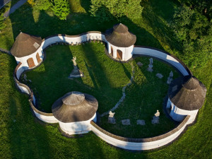 Tip na výlet: Barevný podzim na Žďársku. Stavte se do Krátké na roubenky jako z pohádky