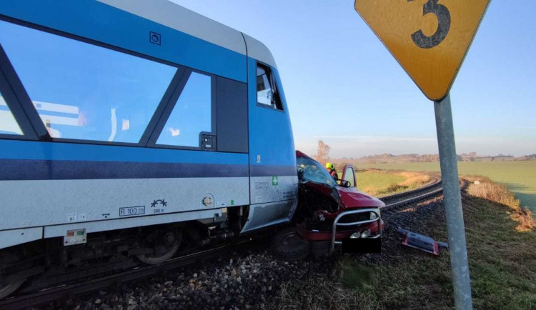 Na přejezdu na Jihlavsku se srazilo auto s osobákem. Řidič auta na místě zemřel