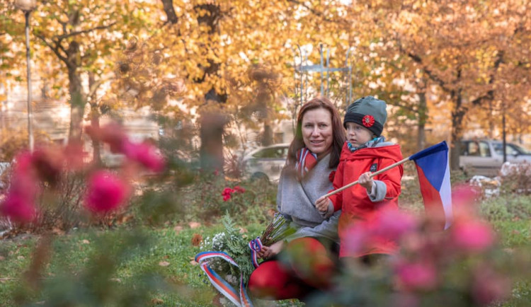 Pieta u sochy T. G. Masaryka v Jihlavě. Lidé dnes vzpomínali na vznik Československa