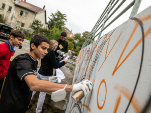 Malby dětí z jihlavského dětského domova zkrášlí zdi pod Brněnským mostem
