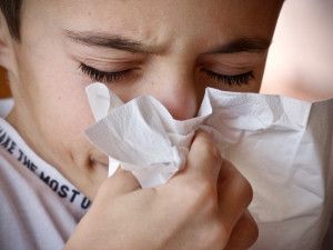 Počet lidí s akutními respiračními infekcemi na Vysočině mírně klesl. Přibyly další zákazy návštěv
