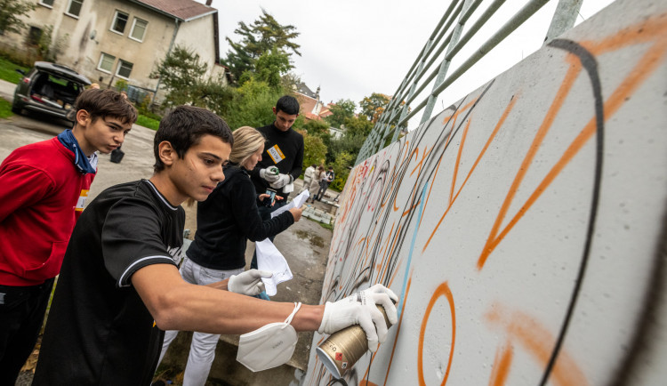 Malby dětí z jihlavského dětského domova zkrášlí zdi pod Brněnským mostem