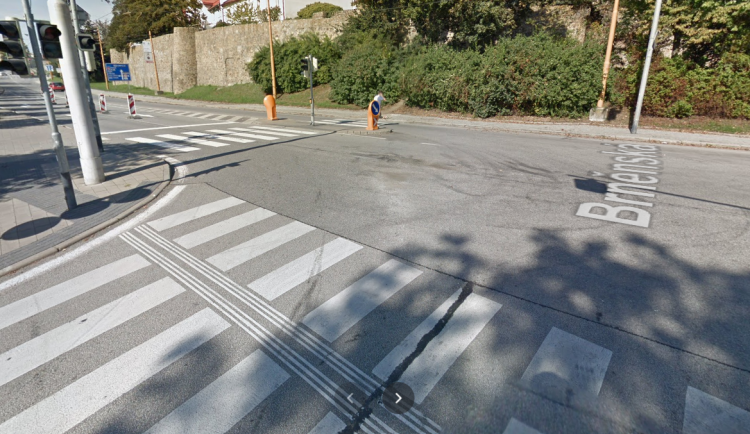 Nezletilá nerespektovala červenou na semaforu, u Cityparku vběhla do cesty osobnímu autu