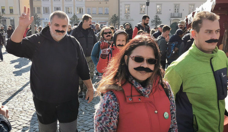 Dvě stě let od narození Havlíčka Borovského stylově a rekordně: Na brodském náměstí se sešlo 655 lidí s knírem