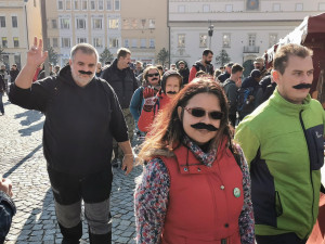 Dvě stě let od narození Havlíčka Borovského stylově a rekordně: Na brodském náměstí se sešlo 655 lidí s knírem