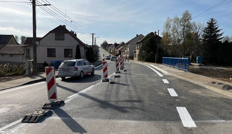 Nový měsíc, konec dalšího dopravního omezení. Most v Předíně už slouží řidičům