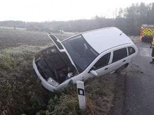 Ranní nehoda na Pelhřimovsku. Osobní auto skončilo na boku, raněného odvezla sanitka