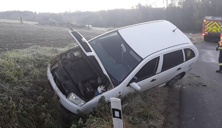 Ranní nehoda na Pelhřimovsku. Osobní auto skončilo na boku, raněného odvezla sanitka