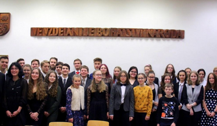 Studenti jihlavského gymnázia spouštějí Univerzitu třetího věku. Zván je úplně každý, lákají