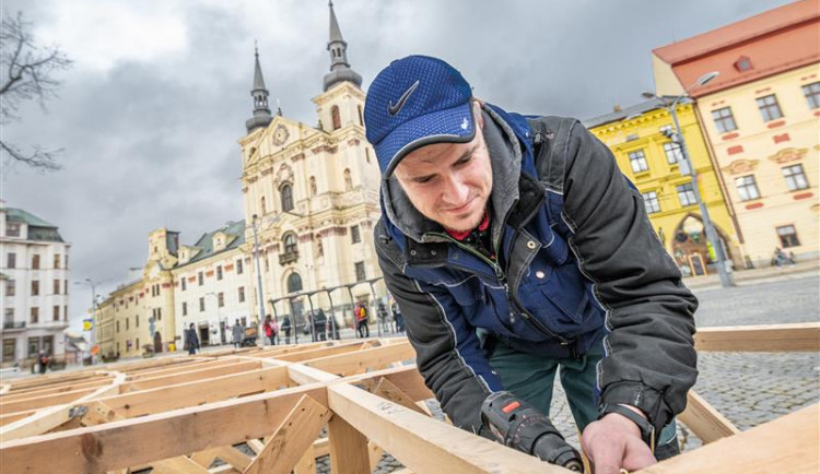 Přípravy kluziště na Masarykově náměstí jsou v plném proudu