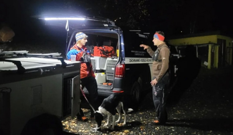 Na vrcholcích Krkonoš cvičili kynologové horské služby. Skládali atest ve vyhledávání osob