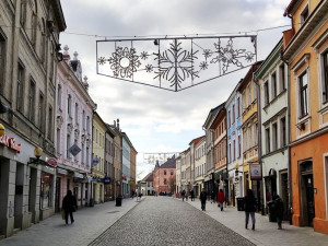 Jihlava se začala chystat na Vánoce, v ulicích už jsou první ozdoby. Strom bude letos v novém