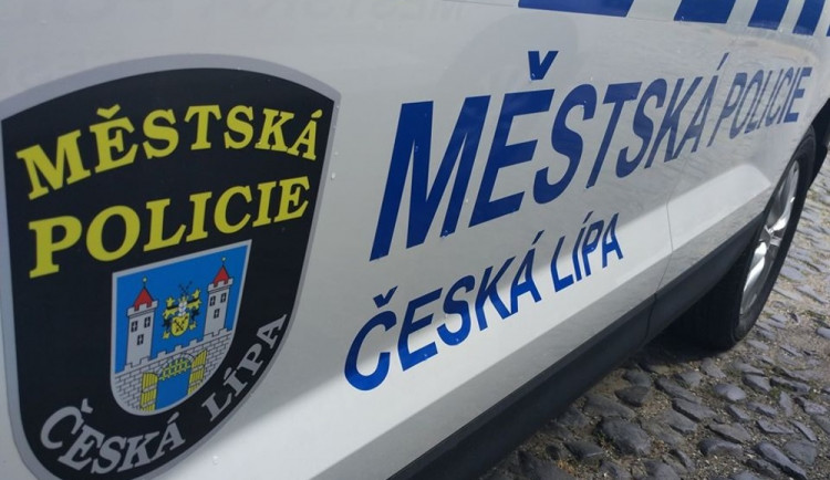 Opilec usnul u stojanu na pumpě, strážníkům vynadal. Poslechl až manželku