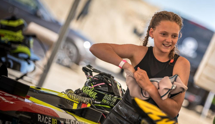 Na jetsurfingu mě baví úplně všechno, říká juniorská mistryně světa Eliška Matoušková z Rančířova